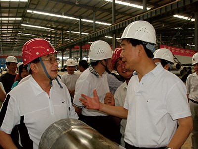 原湖南省省委常委、常務(wù)副省長(zhǎng)于來(lái)山視察生產(chǎn)車(chē)間時(shí)與彭琪董事長(zhǎng)親切交談